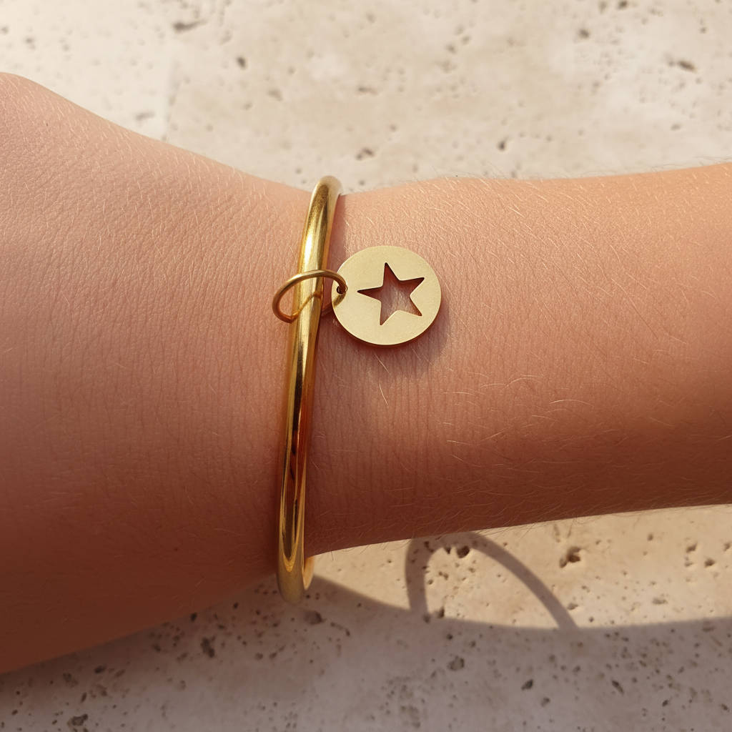 Bracelet jonc doré avec charm étoile - peau bronzée