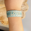 Bracelet LOVE porté amélioré