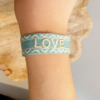 Bracelet LOVE porté amélioré