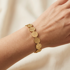 Bracelet mis en valeur sur un poignet dans une lumière douce