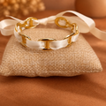 Bracelet sur fond chaud inspiré de l’automne