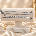 Bracelets sur présentoir velours et marbre