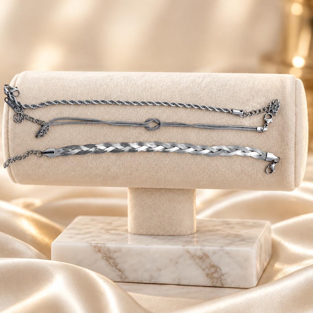 Bracelets sur présentoir velours et marbre