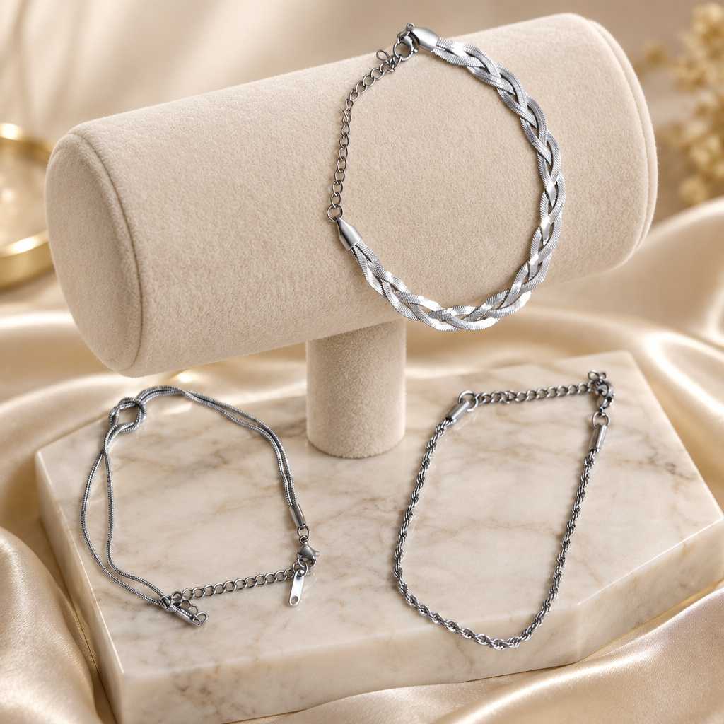 Bracelets sur un support velours et marbre