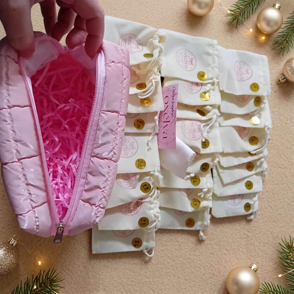 Calendrier de l’Avent sur un fond beige aux touches de Noël dorées