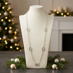 Collier argenté sur un présentoir dans une ambiance de fin d’année
