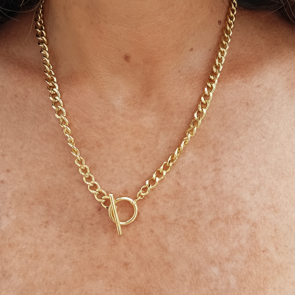 Collier Chaîne Dorée - peau hâlée