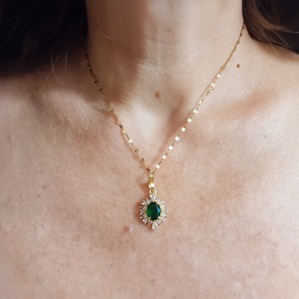 Collier Émeraude - photo améliorée