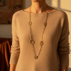 Collier mis en valeur avec un pull d’hiver et un décor automnal