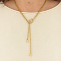Collier mis en valeur par un pull élégant