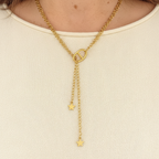 Collier mis en valeur par un pull élégant