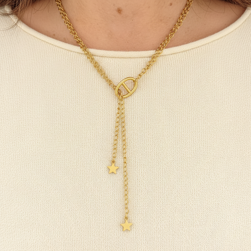 Collier mis en valeur par un pull élégant