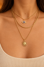 Collier multi-rangs soleil et œil mis en valeur