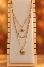 Collier multi-rangs sur son présentoir, fond chaud