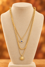 Collier multi-rangs sur un buste présentoir en velours