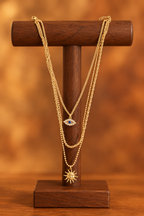 Collier multi-rangs sur un présentoir en bois de noyer