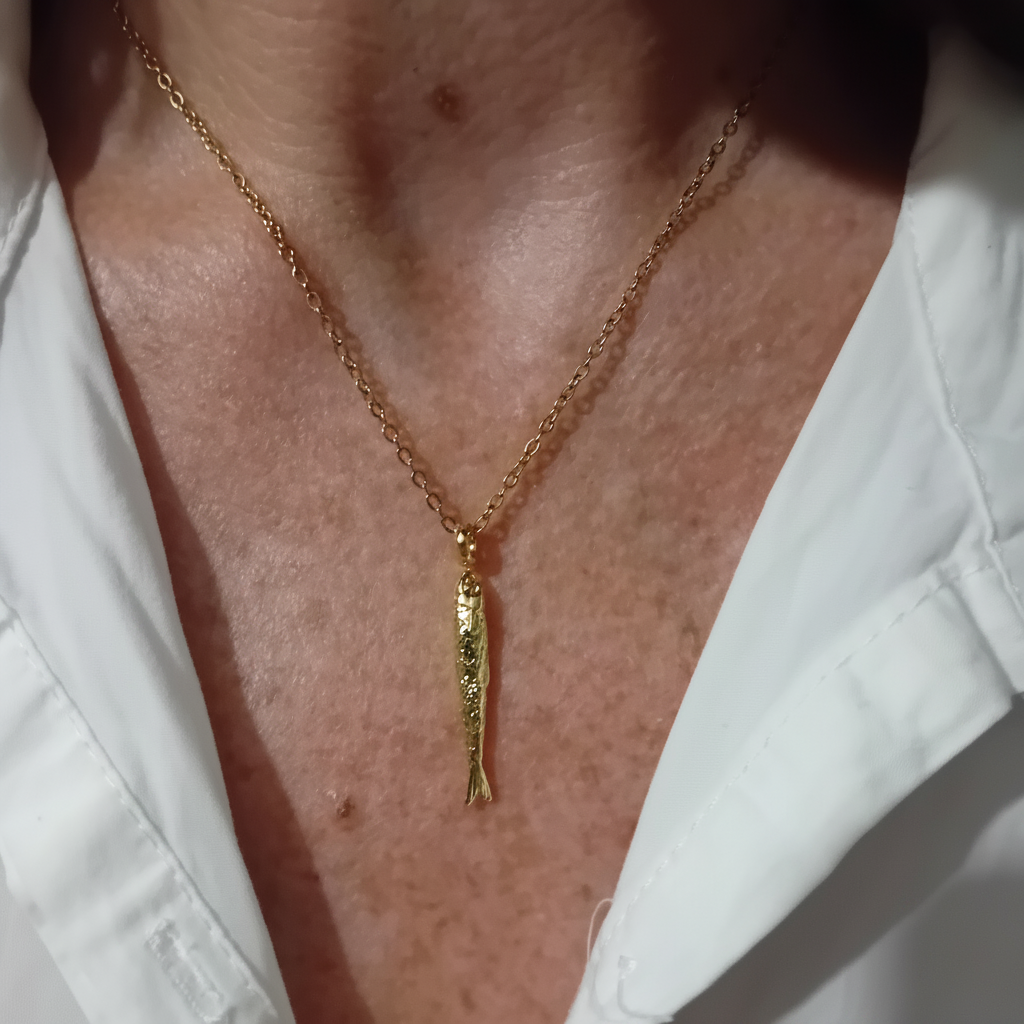 Collier Poisson Doré - lifestyle améliorée
