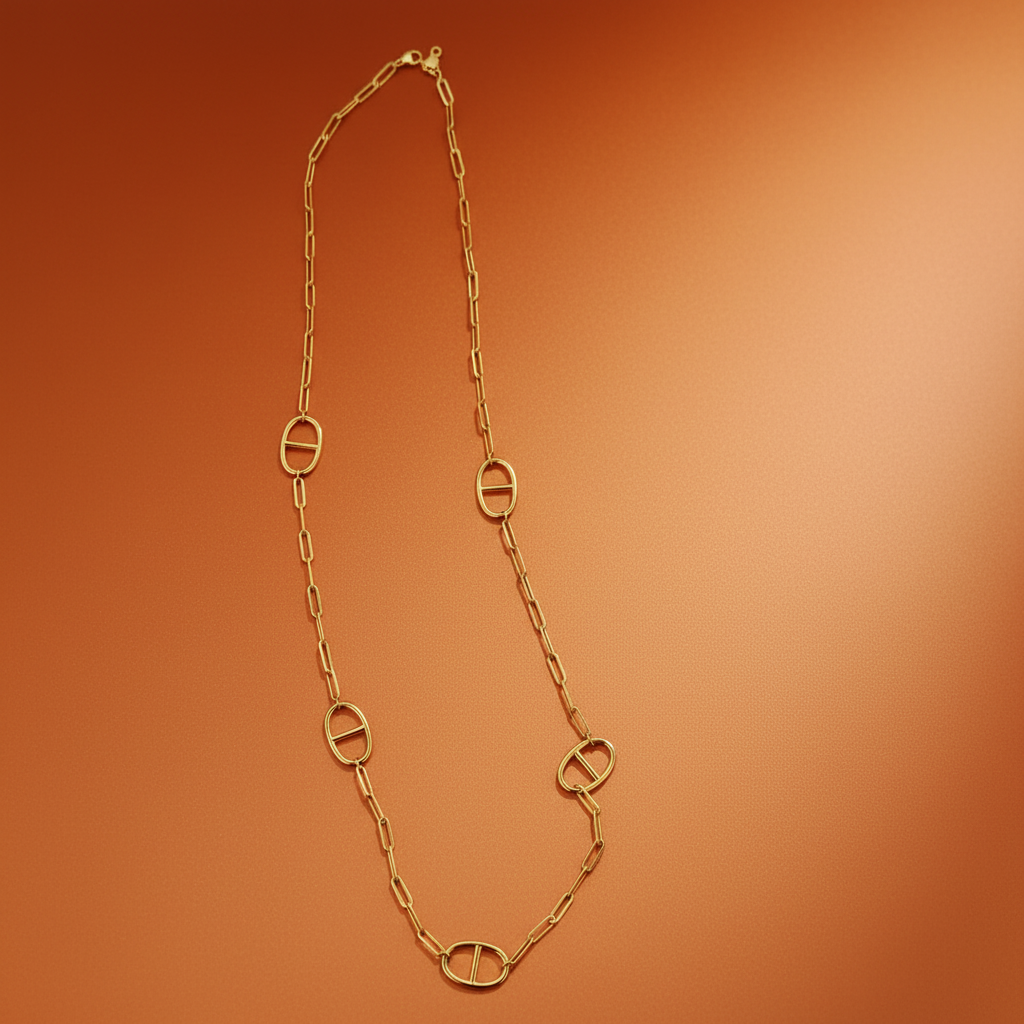 Collier sur fond automnal aux tons cuivrés