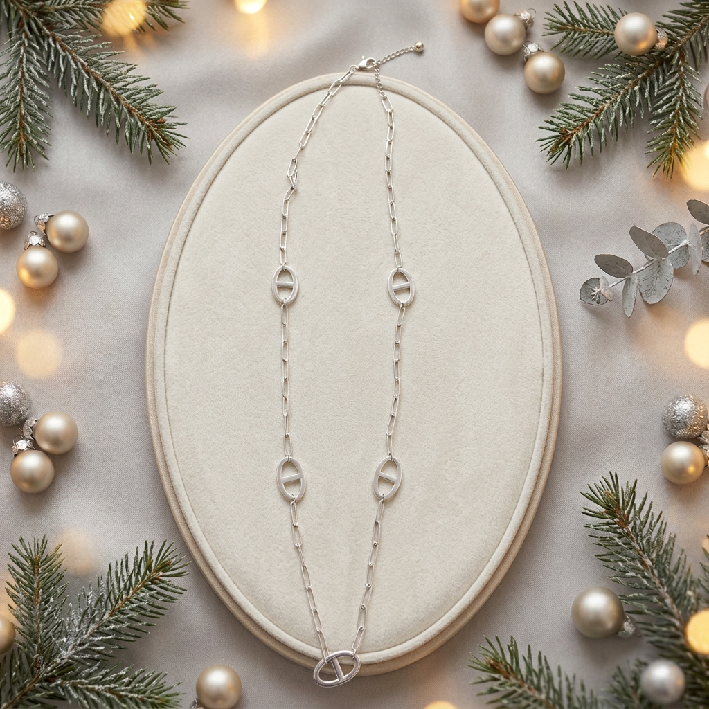 Collier sur un plateau de présentation dans un décor de fêtes