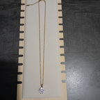 Collier flocon de cristal doré sur présentoir
