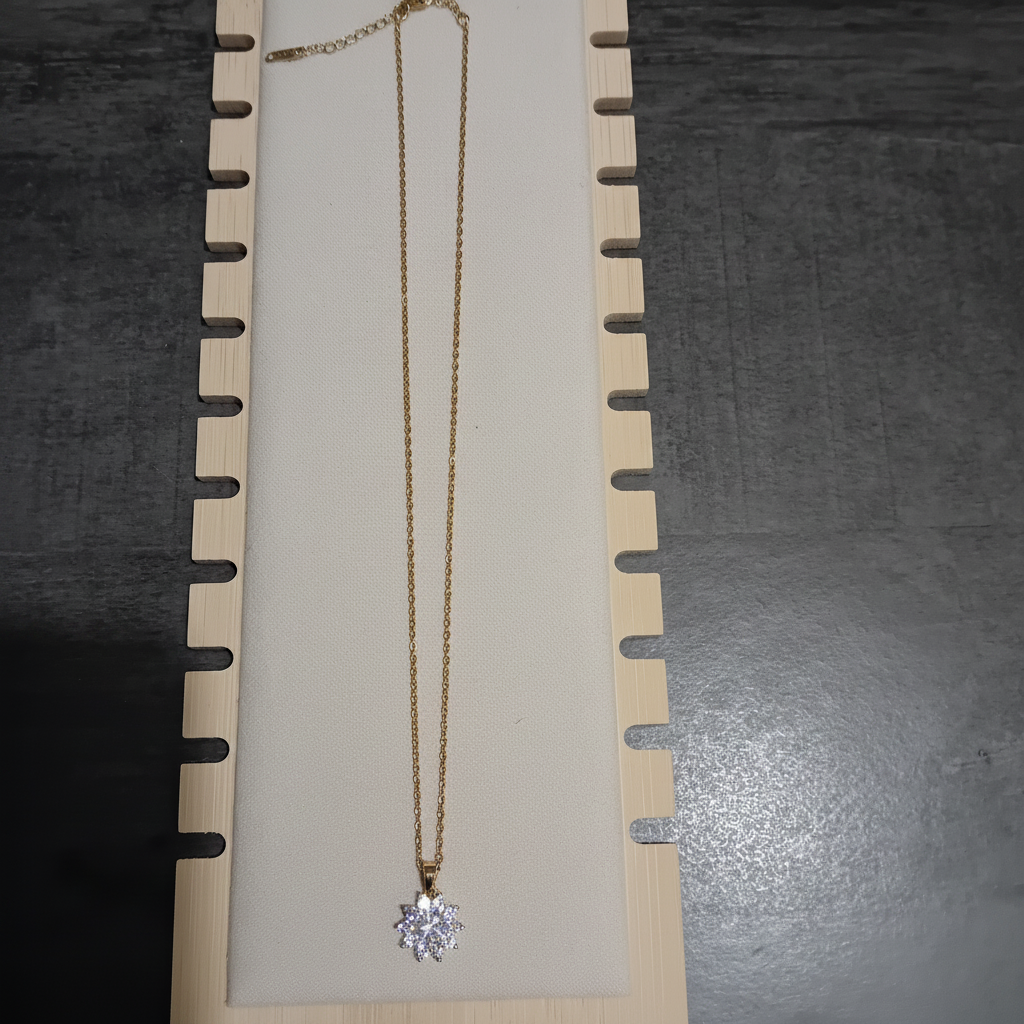 Collier flocon de cristal doré sur présentoir