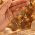 Main soulevant le bijou à strass