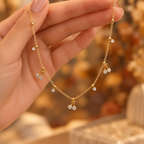 Main soulevant le bijou à strass