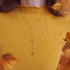 Photo avec bustier, partie de la tête et fond d’automne