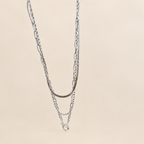 Photo du collier sur fond crème