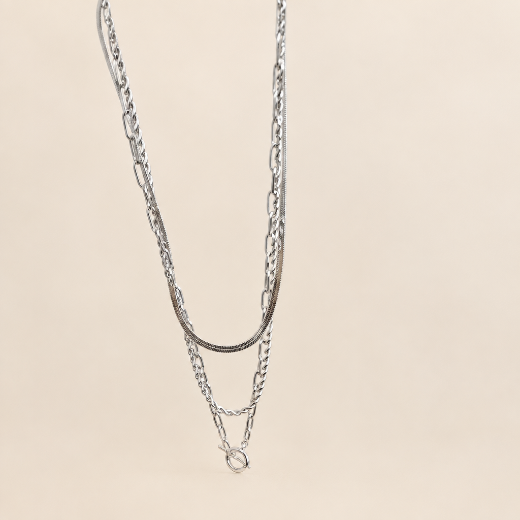 Photo du collier sur fond crème