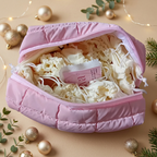 Trousse ouverte et ses pochons dans un décor de Noël beige et doré