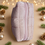 Trousse rose dans une ambiance de Noël beige et dorée