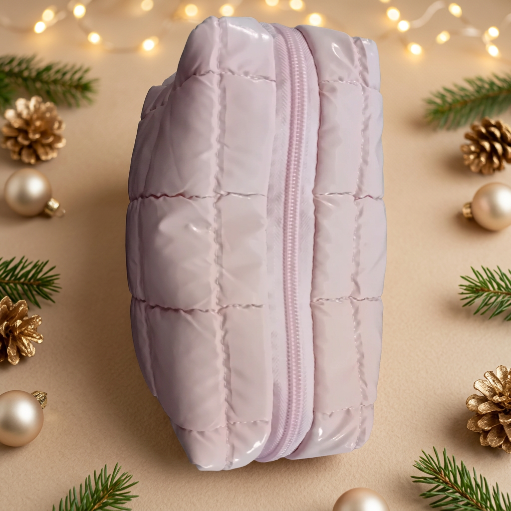 Trousse rose dans une ambiance de Noël beige et dorée